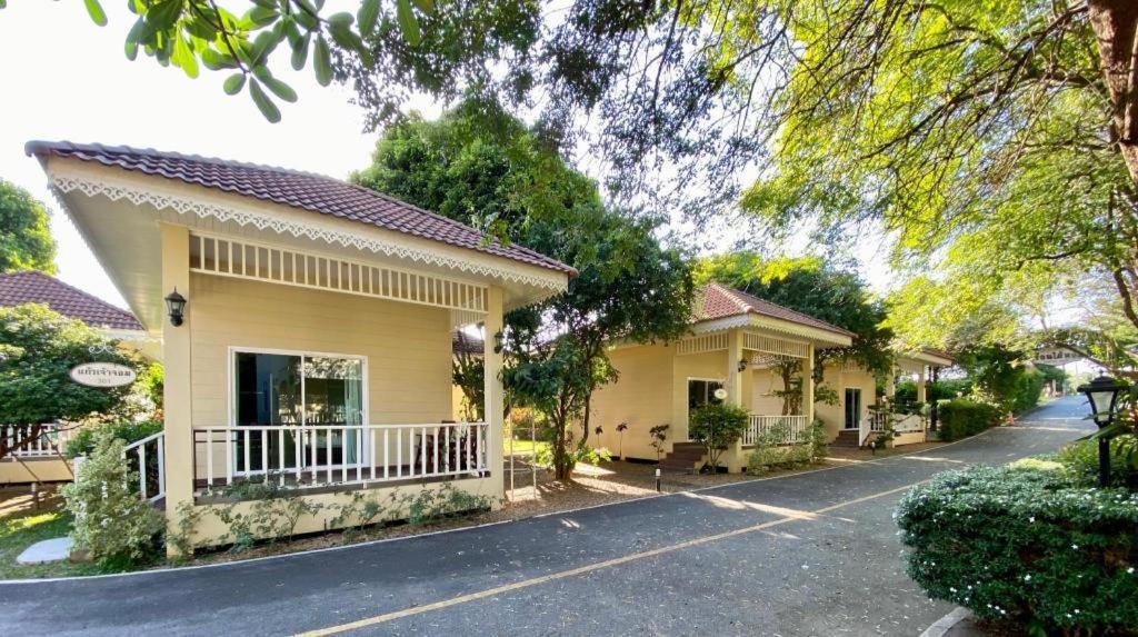 Ruen Maihom Riverside Cottage Kanchanaburi Exterior foto