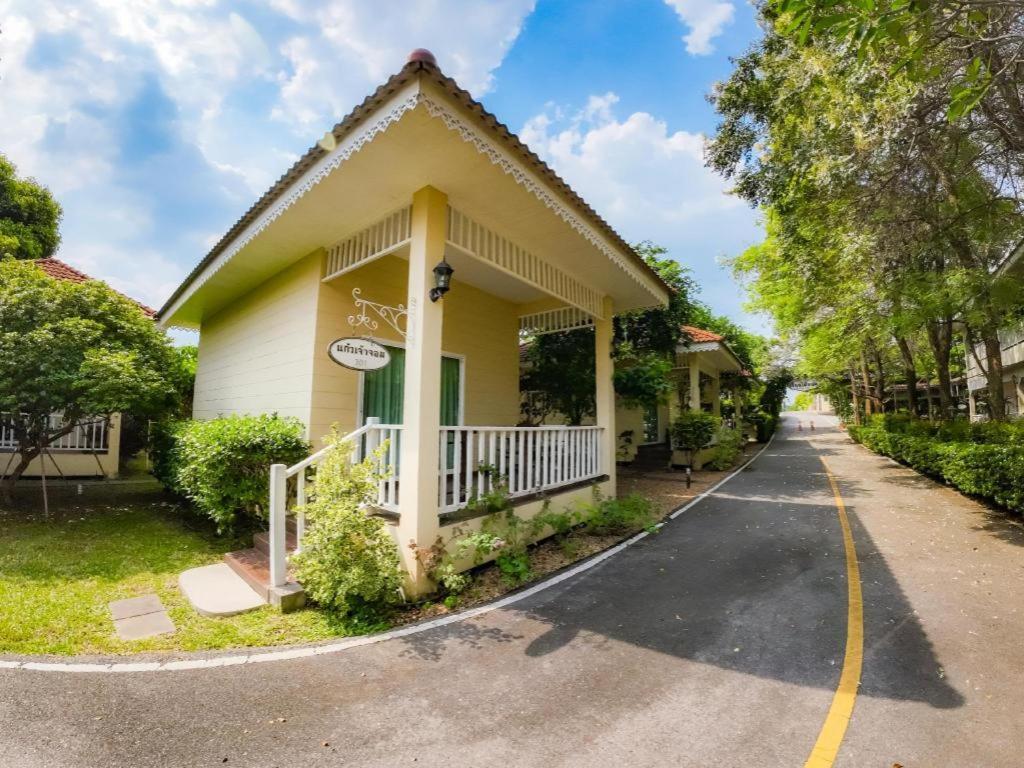 Ruen Maihom Riverside Cottage Kanchanaburi Exterior foto